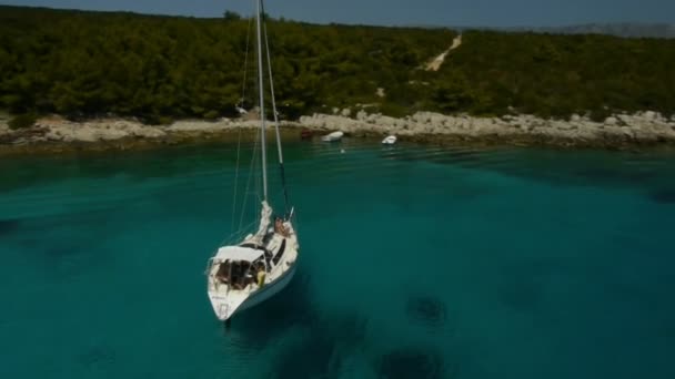 Barca a vela ancorata nella splendida laguna — Video Stock