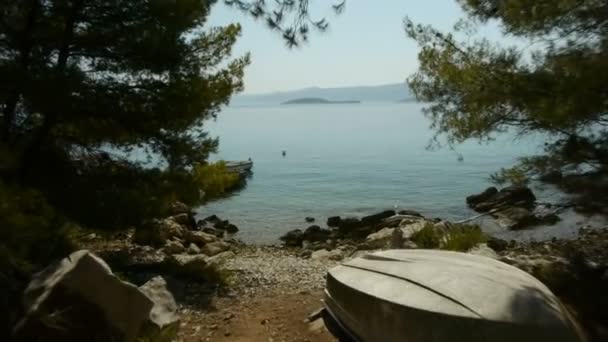 Gammal båt liggande på stranden. — Stockvideo