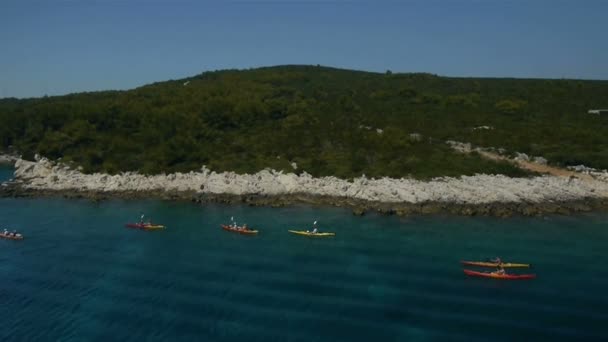 Vista aérea de los kayaks de mar pasan sobre la costa — Vídeos de Stock