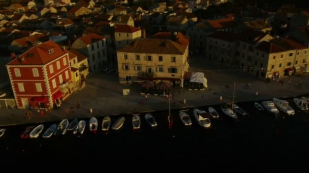 Panorering ankrade båtarna i Marina vid solnedgången. — Stockvideo