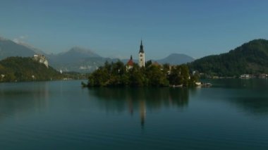 Kilisede Lake Bled üzerinde yakınlaştırma.