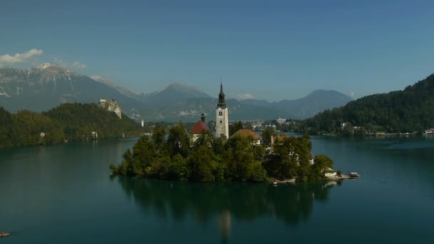 Voetstuk en Zoom uit kerk op Lake Bled. — Stockvideo