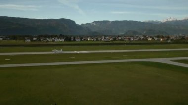 Buraya gelen kaçak küçük uçak çıkartıyor