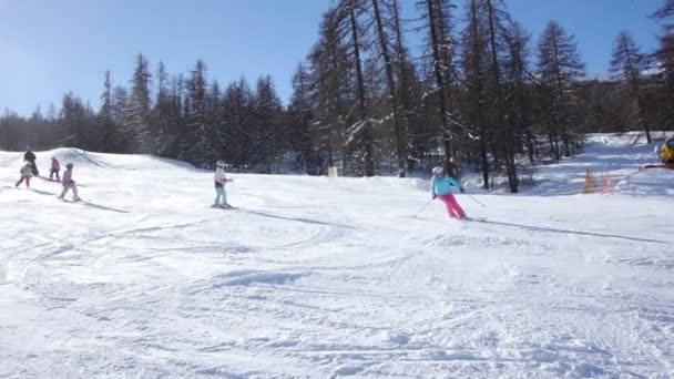 Skidåkning tonårsflickor följa deras lärare — Stockvideo