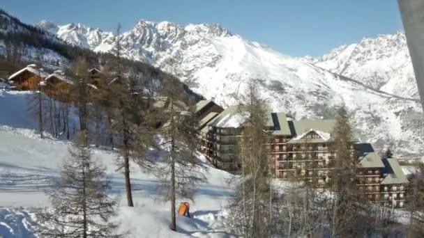 Station de ski depuis le télésiège — Video