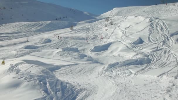 十几岁的女孩上滑雪穿越 — 图库视频影像