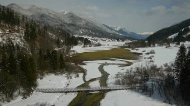 Uçuş Köprüsü ve karlı vadi üzerinde üst kademe