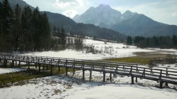Enger Flug um verschneite Brücke und Frühling — Stockvideo