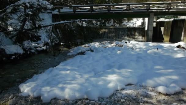 Låg flygning över floden stream och bridge. — Stockvideo