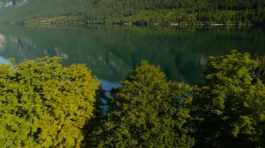Hava kaydırma ve göl ağaçlar üzerinde Asansör