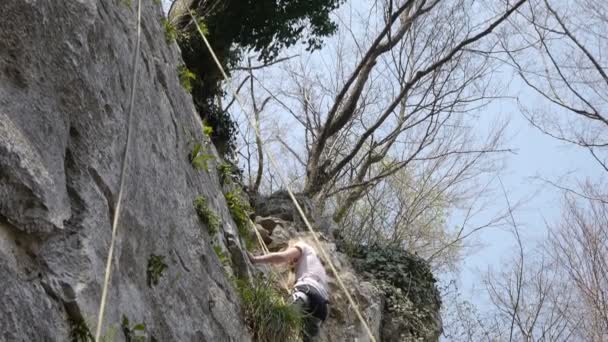 Inclinación hacia abajo en los escaladores adolescentes — Vídeo de stock