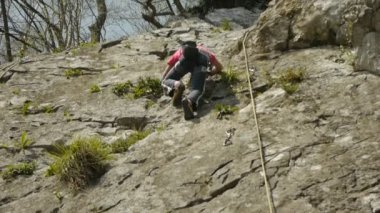 Genç kız tırmanış kapatın