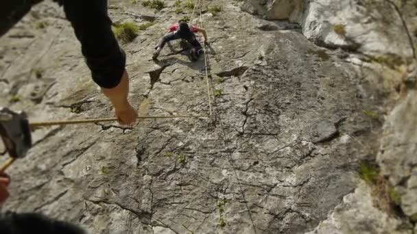 Adolescente menina escalada — Vídeo de Stock