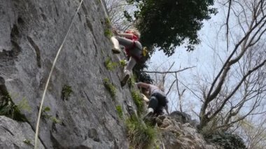 Genç kız ve erkek tırmanışı