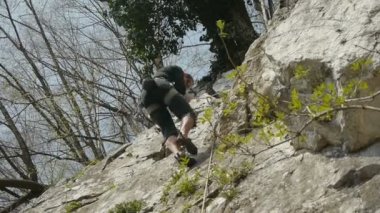 Bir kaya duvarı inen dağcı