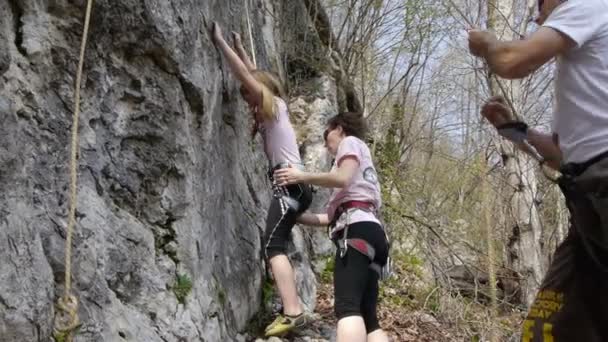 Teenage girl learning to climb — Stock Video