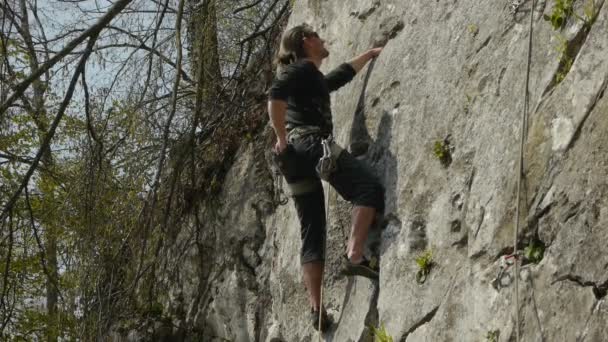 Rock Climber take chalk dust and securing — Stock Video