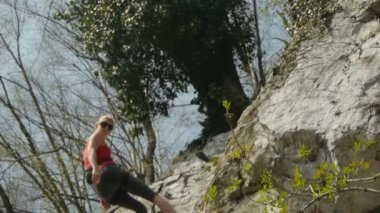 Kadın dağcı rappelling