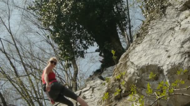 Escalador hembra rappel — Vídeo de stock