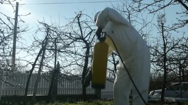 Pulverizando árvores de frutas em casa — Vídeo de Stock