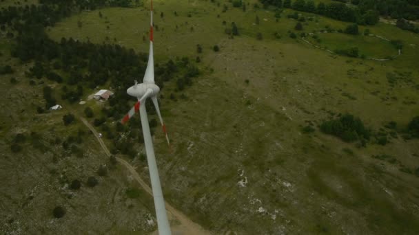 Molino de viento de vista de pájaro — Vídeos de Stock