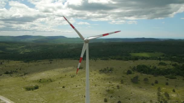 Gros plan Vol autour de l'éolienne 