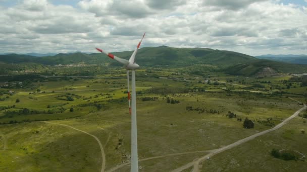 Vuelo alrededor de la turbina eólica — Vídeos de Stock