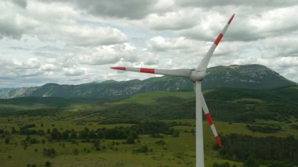 Närbild, Flygfoto runt vindkraftverk — Stockvideo