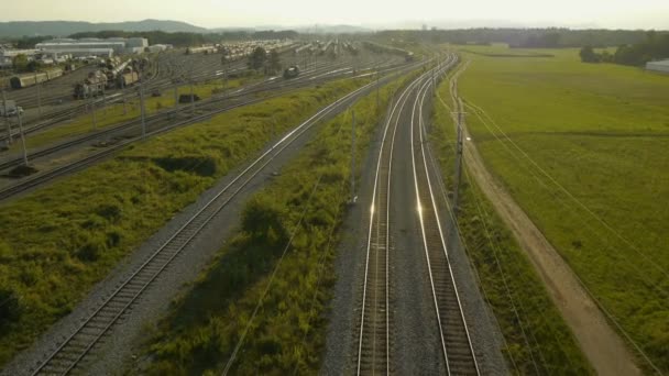 Luchtfoto van passagierstrein — Stockvideo