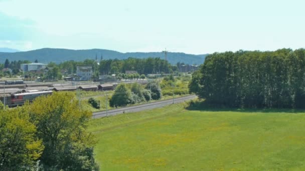 Aerial HD: Отъезд грузового поезда — стоковое видео