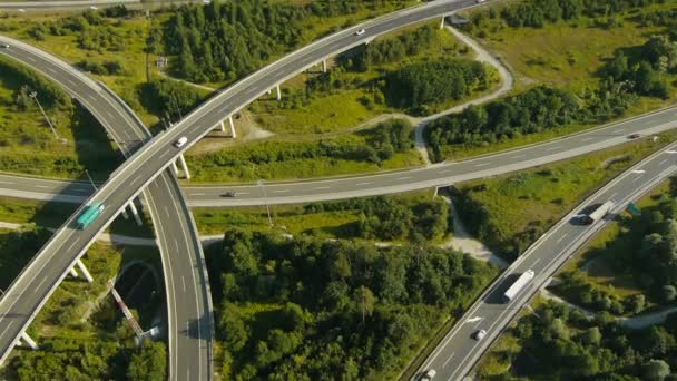 Fechar vista aérea sobre a auto-estrada Intersecção — Vídeo de Stock