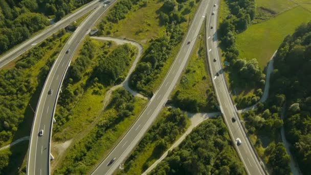 Nauwe achterzijde Luchtfoto uitzicht over de snelweg verkeer kruispunt — Stockvideo