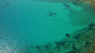 Yeşil mavi sığ su havadan görünümü