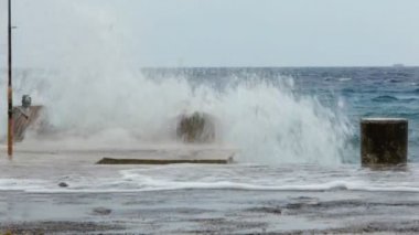 İskele isabet dalgalar