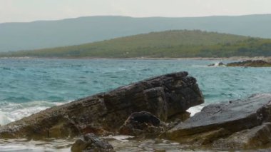 dalgalar kıyıya vuruyor