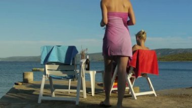 Şarapla günbatımı üzerinde rahatlatıcı