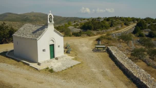 Lilla kyrkan på ön kulle — Stockvideo