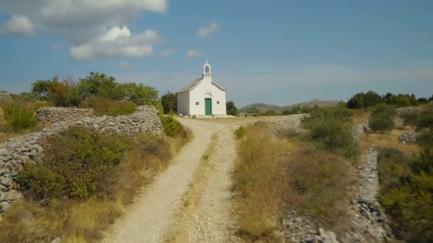 Vorbei an Kirche auf Inselhügel — Stockvideo