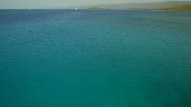 Havadan görünümü deniz yüzeyi yakınındaki kıyı şeridi