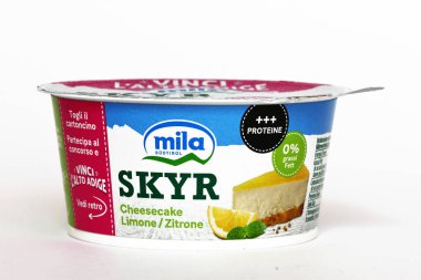 Roma, İtalya - 11 Ekim 2025: Mila Sudtirol Skyr Yoğurt Limonlu Cheesecake Flavor