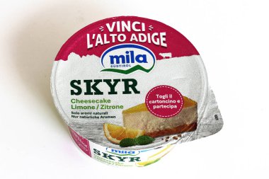 Roma, İtalya - 11 Ekim 2025: Mila Sudtirol Skyr Yoğurt Limonlu Cheesecake Flavor