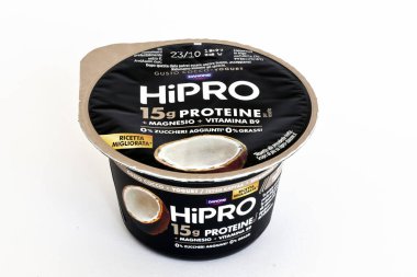 Roma, İtalya - 11 Ekim 2025 Danone HiPRO Yoğurt, Hindistan cevizi Lezzeti, Magnezyum ve B9 vitamini içeren 15g Protein
