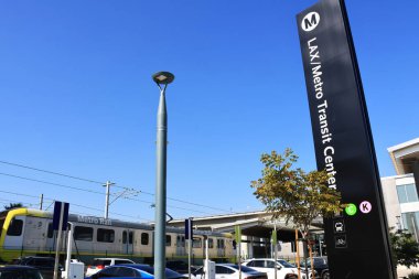 Los Angeles, California - 24 Ekim 2025: LAX Metro Transit Center, Havacılık Bulvarı 'ndaki Intermodal Transport Hub, 6 Haziran 2025