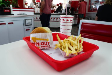 Los Angeles, California - 22 Ekim 2025: In-N-Out Burger tepsisi ve patates kızartması restoranda servis ediliyor