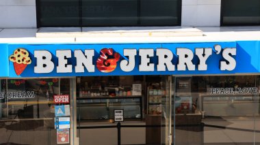 Los Angeles, Kaliforniya - 22 Ekim 2025 Ben ve Jerry 'nin dondurma dükkanı, Vermont' ta kurulan ikonik Amerikan dondurma markası.