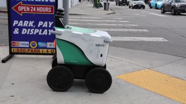 Los Angeles, California - 8 Mart 2025: Sokaktaki Robot Dağıtımı Müşteriye Yemek Teslimatı