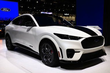 2026 Ford Mustang Mach-E GT 2025 Los Angeles Otomobil Fuarı. Los Angeles Otomobil Fuarı Kuzey Amerika 'daki en büyük otomobil fuarlarından biridir.