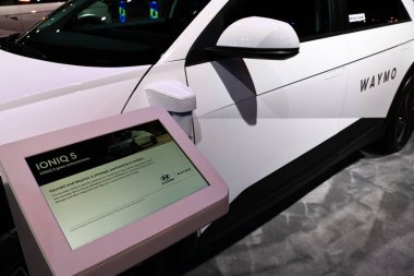 Hyundai IONIQ 5 2025 Los Angeles Otomobil Fuarı 'nda Waymo için. Los Angeles Otomobil Fuarı Kuzey Amerika 'daki en büyük otomobil fuarlarından biridir.