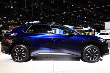 Los Angeles, Kaliforniya - 26 Kasım 2026 Toyota bZ, 2025 Los Angeles Otomobil Fuarı. Los Angeles Otomobil Fuarı Kuzey Amerika 'daki en büyük otomobil fuarlarından biridir.