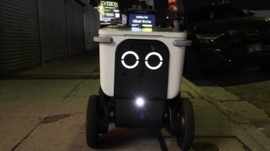 Los Angeles, California - 5 Aralık 2025: Sokaktaki Robot Dağıtımı Müşteriye Yemek Teslimatı